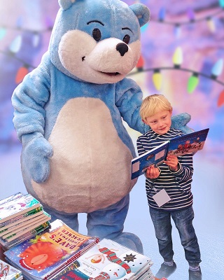 A child meets Bookstart Bear